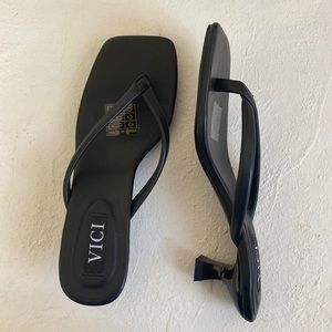 VICI Heeled Black Flip Flop Sandals - never worn - size 6.5